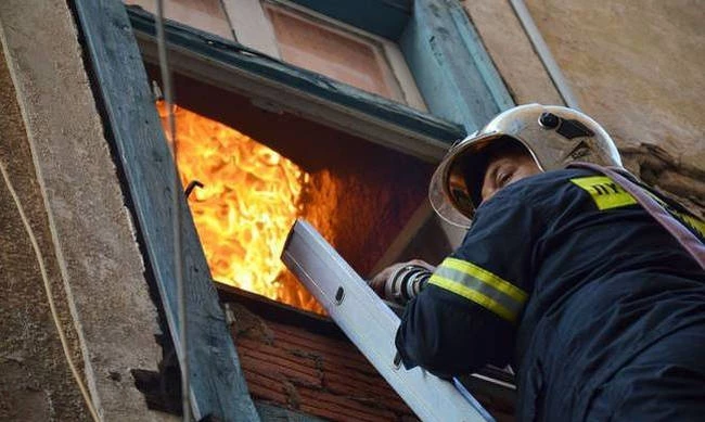 Φωτιά σε πολυκατοικία στο Μοναστηράκι -Απεγκλωβίστηκαν 10 άτομα